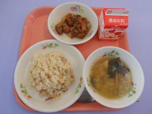 603キロカロリー、ベーコンチャーハン、ぎゅうにゅう、くろずのすぶた、わかめスープ