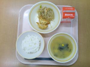 761キロカロリー、白飯、牛乳、揚げギョーザ、チャプチェ、中華コーンスープ