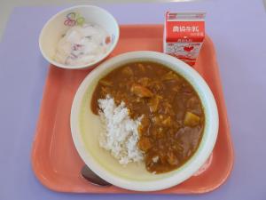 719キロカロリー、むぎごはん、ぎゅうにゅう、カレーライス、フルーツミルクゼリー