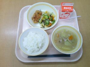 745キロカロリー、白飯、牛乳、鶏肉のから揚げ、キャベツの昆布和え、豚汁