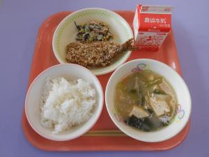 641キロカロリー、ごはん、ぎゅうにゅう、いわしのアングレーズ、ひじきのサラダ、あつあげのみそしる