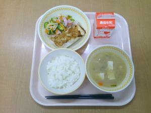 760キロカロリー、白飯、牛乳、魚のみそマヨネーズ焼き、切干大根のサラダ、鶏ごぼう汁