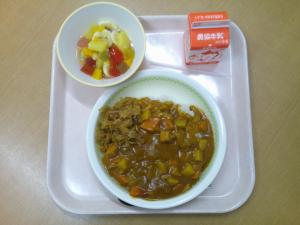 887キロカロリー、カレーライス(麦飯)、牛乳、福神漬、フルーツカクテル