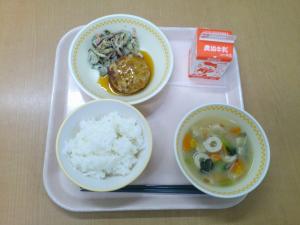 763キロカロリー、白飯、牛乳、てりやきハンバーグ、ひじきサラダ、麩と玉ねぎのみそ汁