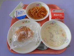 602キロカロリー、ロールパン、ぎゅうにゅう、スパゲッティナポリタン、チキンチャウダー、セノビーセリー