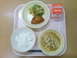 765キロカロリー、白飯、牛乳、鶏肉の美味だれ、ゆかり和え、いなりうどん