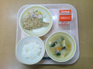 772キロカロリー、白飯、牛乳、鰯のアングレーズ、ごぼうサラダ、厚揚げと大根のみそ汁