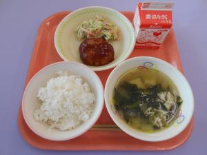 609キロカロリー、ごはん、ぎゅうにゅう、ハンバーグ、コールスローサラダ、ポテトスープ