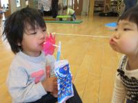 風車を吹く２歳児