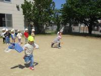 こいのぼりリレーをする４歳児