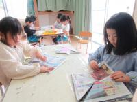 新聞紙で兜を折る５歳児