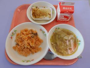 617キロカロリー、チキンライス、ぎゅうにゅう、アスパラグラタン、キャベツのスープ