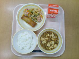 764キロカロリー、白飯、牛乳、春巻き、もやしナムル、麻婆豆腐