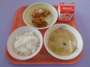 605キロカロリー、ごはん、ぎゅうにゅう、あまからチキン、とうふとベーコンのサラダ、じゃがいものみそしる