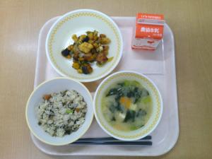 782キロカロリー、五目ごはん、牛乳、鶏肉とかぼちゃの揚げからめ、小松菜とさつま揚げのみそ汁