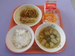 640キロカロリー、ごはん、ぎゅうにゅう、ちくわのまっちゃてんぷら、ふじのみややきそば、ちゅうかスープ、こくさんみかんゼリー