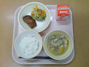 773キロカロリー、白飯、牛乳、さばのソース煮、野菜のごま和え、根菜みそ汁