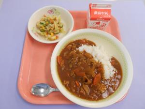 698キロカロリー、むぎごはん、ぎゅうにゅう、ポークハヤシ、レモンふうみのサラダ