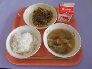 600キロカロリー、ごはん、ぎゅうにゅう、さばのしょうがに、きんぴらごぼう、もずくのみそしる