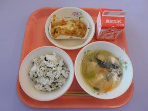 615キロカロリー、わかめごはん、ぎゅうにゅう、オイマヨグラタン、だいこんのみそしる