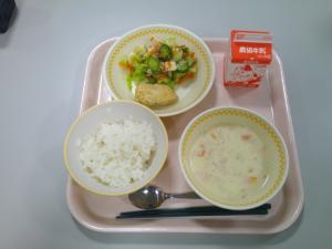 775キロカロリー、白飯、牛乳、鶏肉の香草レモン焼き、豆腐とツナのサラダ、米粉のクラムチャウダー