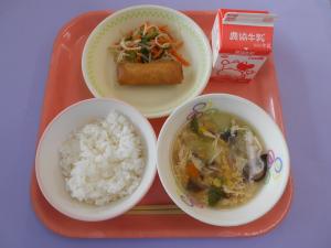 635キロカロリー、ごはん、ぎゅうにゅう、はるまき、もやしのナムル、きくらげとたまごのスープ