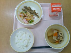 789キロカロリー、白飯、牛乳、ししゃものごま揚げ、はりはり和え、ぶた大根