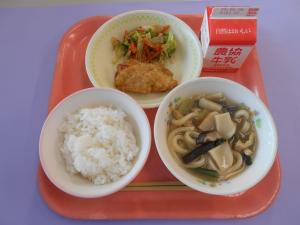 607キロカロリー、ごはん、ぎゅうにゅう、とりてんぷら、ブロッコリーのおかかあえ、さんさいうどん