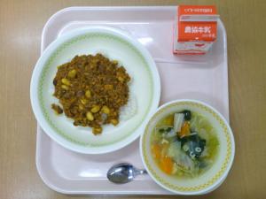 792キロカロリー、大豆のキーマカレー(麦飯)、アルファベットスープ