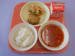 604キロカロリー、ごはん、ぎゅうにゅう、やきメンチ、ベーコンサラダ、ミネストローネ