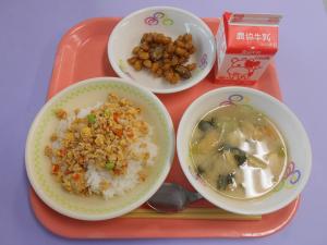 656キロカロリー、すしめし、ぎゅうにゅう、とりそぼろずし、だいずとごぼうのごまからめ、あつあげのみそしる