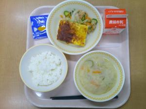 771キロカロリー、白飯、牛乳、キッシュ風、ツナサラダ、豆乳めった汁、ふりかけ