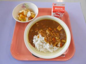 721キロカロリー、むぎごはん、ぎゅうにゅう、カレーライス、フルーツあんにん