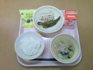 797キロカロリー、白飯、牛乳、ししゃもの磯辺天ぷら、ごぼうゴマネーズサラダ、切干大根のみそ汁、かみかみチップス