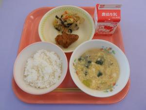 607キロカロリー、ごはん、ぎゅうにゅう、ピリからチキン、チョレギサラダ、コーンたまごスープ