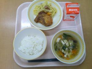 833キロカロリー、白飯、牛乳、豚肉のガリバタ揚げ、塩焼きそば、五目スープ