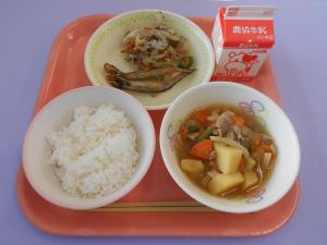 618キロカロリー、ごはん、ぎゅうにゅう、ししゃものなんばんづけ、ゆかりあえ、にくじゃが