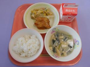 601キロカロリー、ごはん、ぎゅうにゅう、てりやきチキン、マカロニサラダ、あおなのみそしる