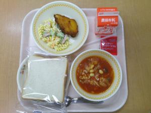 761キロカロリー、食パン、牛乳、魚のハーブフライ、マカロニサラダ、ミネストローネ、ジャム