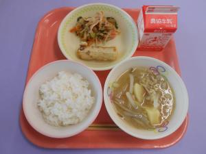 610キロカロリー、ごはん、ぎゅうにゅう、ちくわチーズてん、はりはりあえ、とんじる