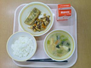 750キロカロリー、白飯、牛乳、四方はべんのかわり揚げ、江戸っ子煮、小松菜と厚揚げのみそ汁