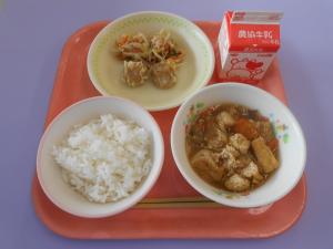 667キロカロリー、ごはん、ぎゅうにゅう、シューマイ、バンバンジー、ジャジャンどうふ