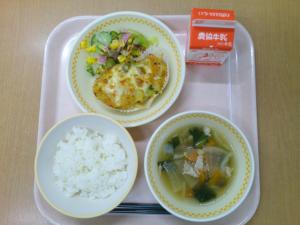 753キロカロリー、白飯、牛乳、オイマヨグラタン、コーンサラダ、野菜スープ