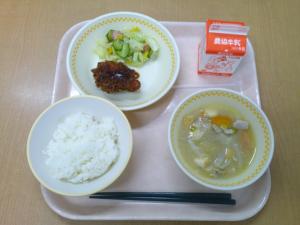 774キロカロリー、白飯、牛乳、チキンカツ、ウインナーサラダ、ごぼう抜き豚汁