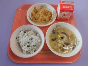 605キロカロリー、わかめごはん、ぎゅうにゅう、オイマヨグラタン、キャベツのみそしる