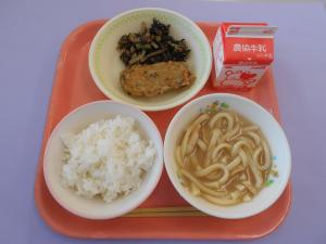 615キロカロリー、ごはん、ぎゅうにゅう、よかたはべんのかわりあげ、ひじきのツナいため、いなりうどん