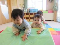 ０歳児　マットあそび