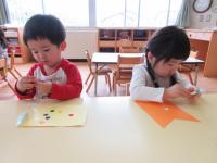 2歳児　シール貼り