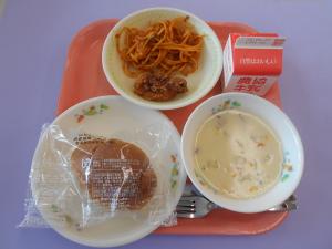 642キロカロリー、ロールパン、ぎゅうにゅう、フライドチキン、トマトとツナのパスタ、こめこのコーンチャウダー