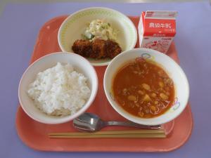 753キロカロリー、ごはん、ぎゅうにゅう、さかなフライ、タルタルサラダ、ポークビーンズ